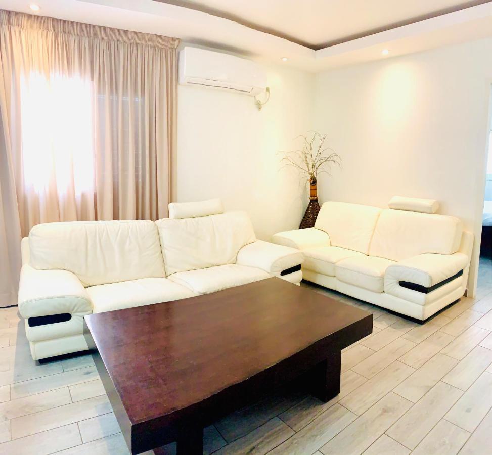 Royal Lea Apartmens ネタニア エクステリア 写真